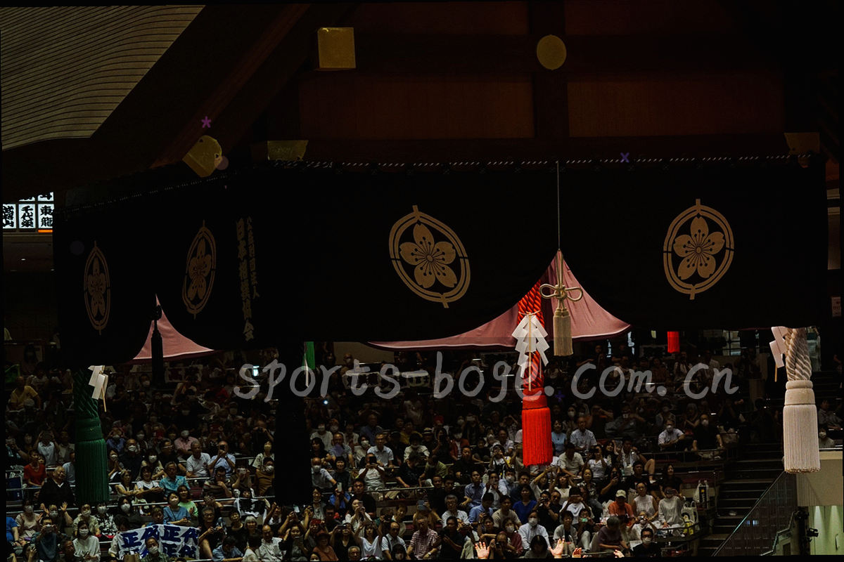 桌面上摊开的打印记录纸与一支标注笔，纸面为空白格线
