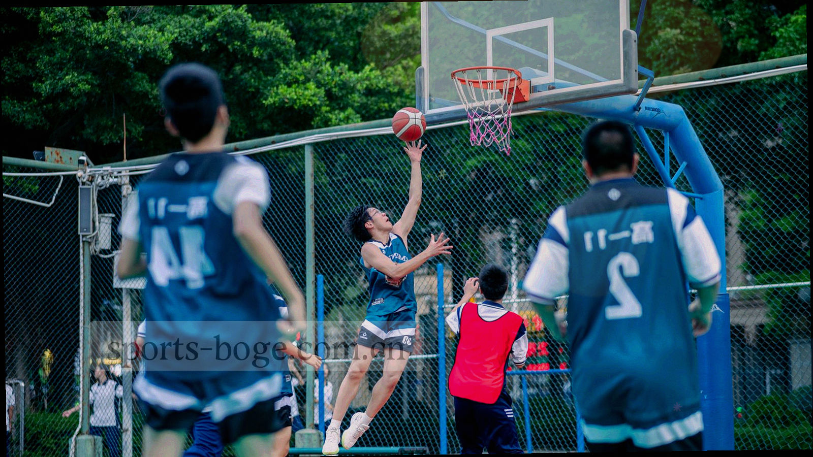 夜间球场通道望向看台灯光的角度，画面中无人物
